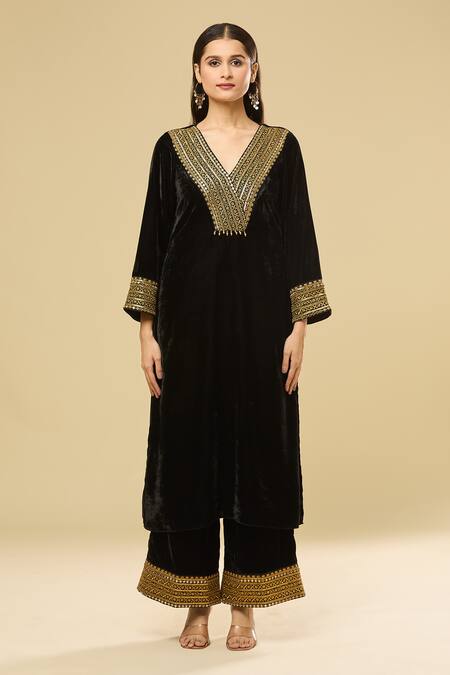 Pouli Pret Black Velvet, Organza Mirrors, Sequins, Zari V-neck Embroidered Kurta Set at Aza Fashions Pouli Pret_Black Velvet, Organza Mirrors, Sequins, Zari V-neck Embroidered Kurta Set _at_Aza_Fashions