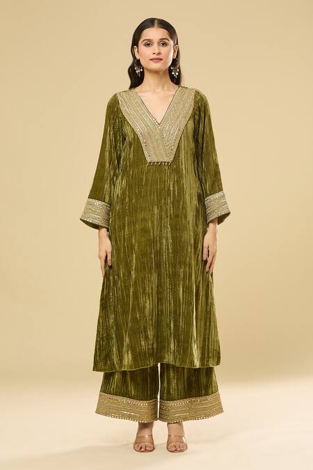 Pouli Pret Green Velvet, Organza, Linen Mirrors, Sequins, Zari And Embroidered Kurta Set at Aza Fashions Pouli Pret_Green Velvet, Organza, Linen Mirrors, Sequins, Zari And Embroidered Kurta Set _at_Aza_Fashions