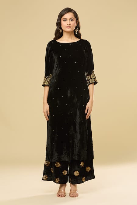Pouli Pret Black Velvet, Organza, Linen Sequins, Metallic Thread, Zari Kurta Set Online at Aza Fashions Pouli Pret_Black Velvet, Organza, Linen Sequins, Metallic Thread, Zari Kurta Set _Online_at_Aza_Fashions