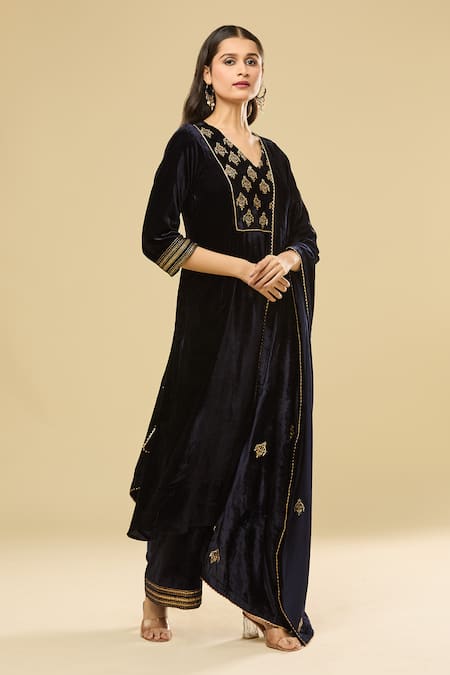Pouli Pret Blue Velvet, Cotton Pearls, Sequins, Zari V-neck Navy Embroidered Kurta Set at Aza Fashions Pouli Pret_Blue Velvet, Cotton Pearls, Sequins, Zari V-neck Navy Embroidered Kurta Set _at_Aza_Fashions