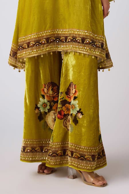 Basanti Kapde aur Koffee_Green Velvet Mirrors, Sequins, Smocking, Beads V-neck Embellished Kurta Set_Online_at_Aza_Fashions