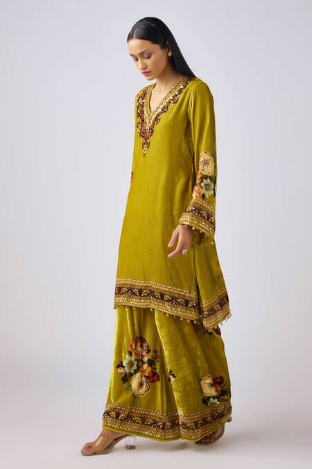 Shop_Basanti Kapde aur Koffee_Green Velvet Mirrors, Sequins, Smocking, Beads V-neck Embellished Kurta Set_Online_at_Aza_Fashions