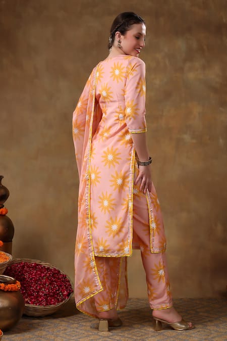 Pomcha Jaipur Peach Muslin, Organza Gota Patti Split V-neck Flower Print Kurta Set Online at Aza Fashions Pomcha Jaipur_Peach Muslin, Organza Gota Patti Split V-neck Flower Print Kurta Set _Online_at_Aza_Fashions