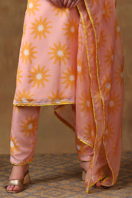 Shop Pomcha Jaipur Peach Muslin, Organza Gota Patti Split V-neck Flower Print Kurta Set Online at Aza Fashions Shop_Pomcha Jaipur_Peach Muslin, Organza Gota Patti Split V-neck Flower Print Kurta Set _Online_at_Aza_Fashions