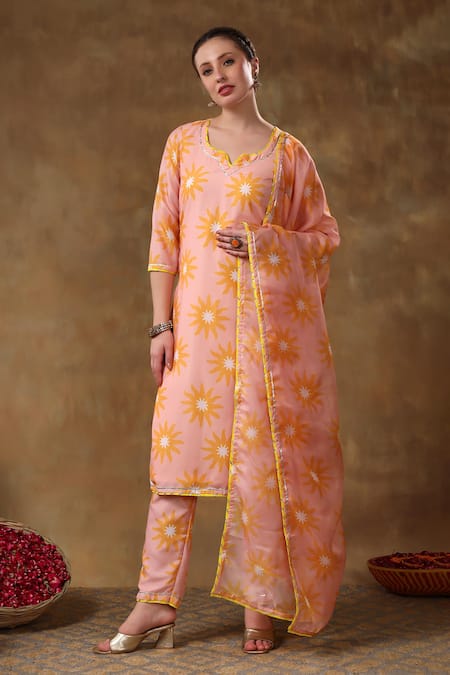 Pomcha Jaipur Peach Muslin, Organza Gota Patti Split V-neck Flower Print Kurta Set at Aza Fashions Pomcha Jaipur_Peach Muslin, Organza Gota Patti Split V-neck Flower Print Kurta Set _at_Aza_Fashions
