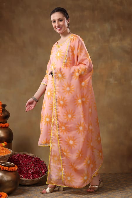 Buy Pomcha Jaipur Peach Muslin, Organza Gota Patti Split V-neck Flower Print Kurta Set Buy_Pomcha Jaipur_Peach Muslin, Organza Gota Patti Split V-neck Flower Print Kurta Set