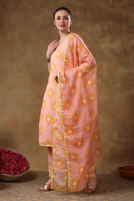 Shop Pomcha Jaipur Peach Muslin, Organza Gota Patti Split V-neck Flower Print Kurta Set Shop_Pomcha Jaipur_Peach Muslin, Organza Gota Patti Split V-neck Flower Print Kurta Set