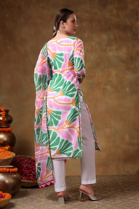 Pomcha Jaipur Green Muslin, Organza Gota Patti Round Neck Abstract Floral Kurta Set Online at Aza Fashions Pomcha Jaipur_Green Muslin, Organza Gota Patti Round Neck Abstract Floral Kurta Set _Online_at_Aza_Fashions