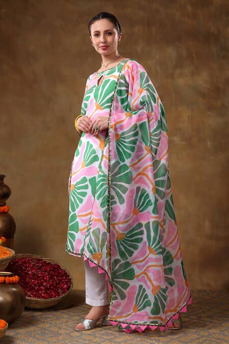 Pomcha Jaipur Green Muslin, Organza Gota Patti Round Neck Abstract Floral Kurta Set at Aza Fashions Pomcha Jaipur_Green Muslin, Organza Gota Patti Round Neck Abstract Floral Kurta Set _at_Aza_Fashions