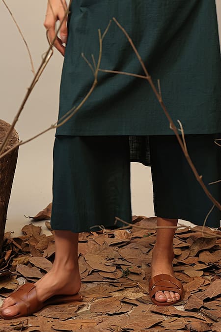 Shop MATI_1 Green Cotton Solid Capri Pant Online at Aza Fashions Shop_MATI_1_Green Cotton Solid Capri Pant _Online_at_Aza_Fashions