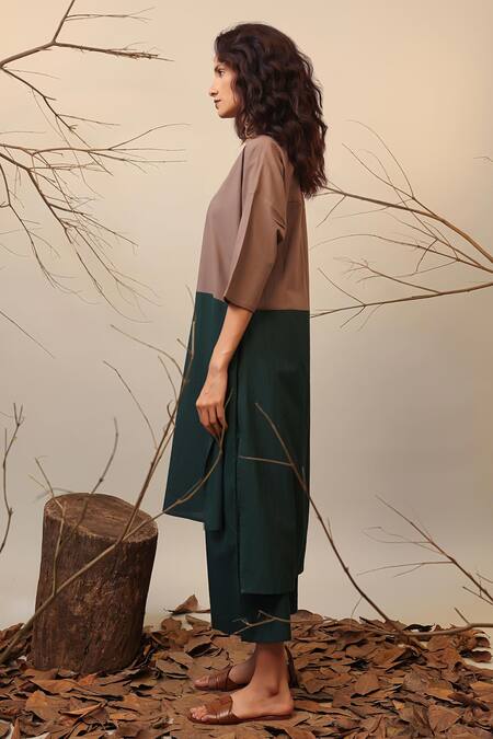 MATI_1 Beige Cotton Round Neck Green Color Block Tunic And Capri Set at Aza Fashions MATI_1_Beige Cotton Round Neck Green Color Block Tunic And Capri Set _at_Aza_Fashions