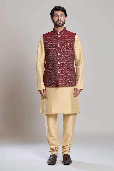 Arihant Rai Sinha_Maroon Jacquard, Silk Geometric Bundi Kurta Set _at_Aza_Fashions