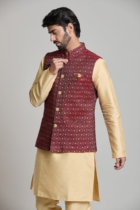 Arihant Rai Sinha_Maroon Jacquard Geometric Floral Nehru Jacket _at_Aza_Fashions