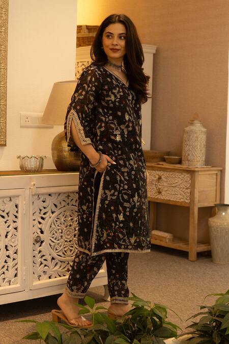 Buy_ASRUMO_Black Chanderi, Organza Embroidery V-neck Floral Zari Kurta Pant Set_Online_at_Aza_Fashions