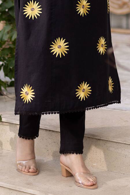 Buy_ASRUMO_Black Cotton, Organza Embroidery Split V-neck Floral Thread Kurta Set _Online_at_Aza_Fashions