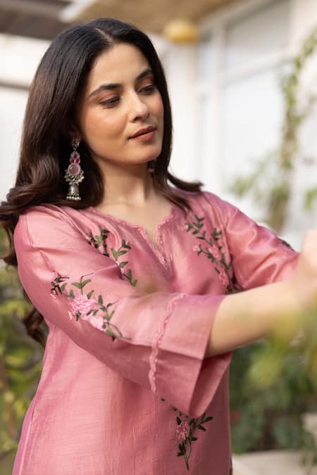ASRUMO Pink Chanderi Embroidery Split V-neck Floral Thread Kurta Set at Aza Fashions ASRUMO_Pink Chanderi Embroidery Split V-neck Floral Thread Kurta Set _at_Aza_Fashions
