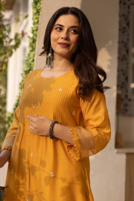 Buy_ASRUMO_Yellow Chanderi, Doriya Embroidery Round Neck Floral Thread Kurta Set 