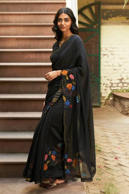 Vaayu_Black Muslin, Cotton Applique, Embroidery V-neck Floral Saree With Blouse _Online_at_Aza_Fashions
