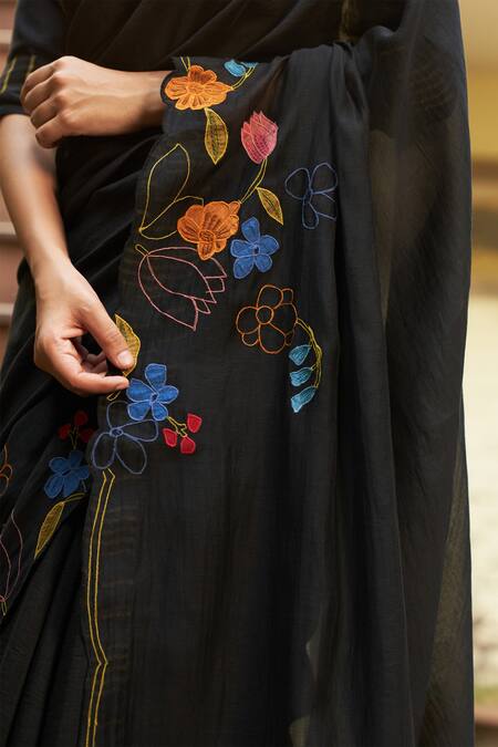 Buy_Vaayu_Black Muslin, Cotton Applique, Embroidery V-neck Floral Saree With Blouse 
