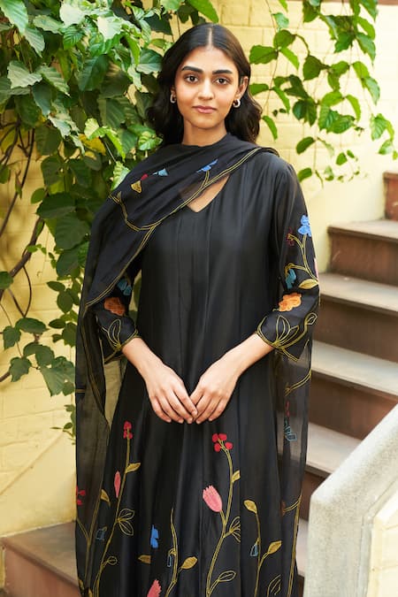 Vaayu_Black Gingham, Silk Applique V-neck Coal Floral Anarkali With Dupatta_at_Aza_Fashions