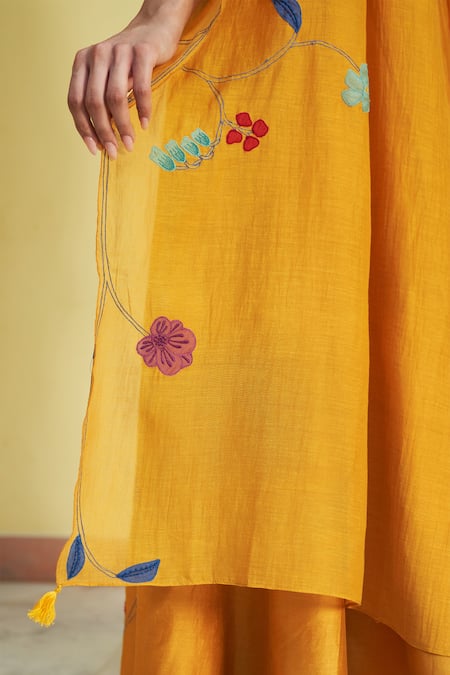 Buy Vaayu Yellow Silk, Gingham Embroidery V-neck Floral Applique Anarkali With Dupatta Online at Aza Fashions Buy_Vaayu_Yellow Silk, Gingham Embroidery V-neck Floral Applique Anarkali With Dupatta _Online_at_Aza_Fashions