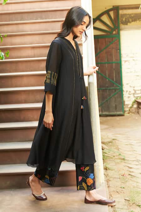 Buy_Vaayu_Black Muslin Tassels, Applique V-neck Linear Thread Work Kurta And Pant Set _Online_at_Aza_Fashions