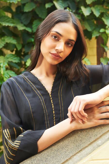 Buy_Vaayu_Black Muslin Tassels, Applique V-neck Linear Thread Work Kurta And Pant Set 