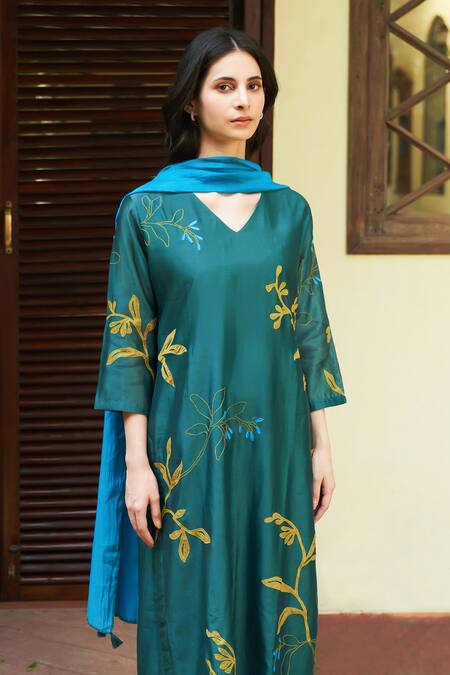 Buy_Vaayu_Green Gingham, Chiffon Embroidery, Tassels V-neck Floral Applique Kurta Pant Set _Online_at_Aza_Fashions