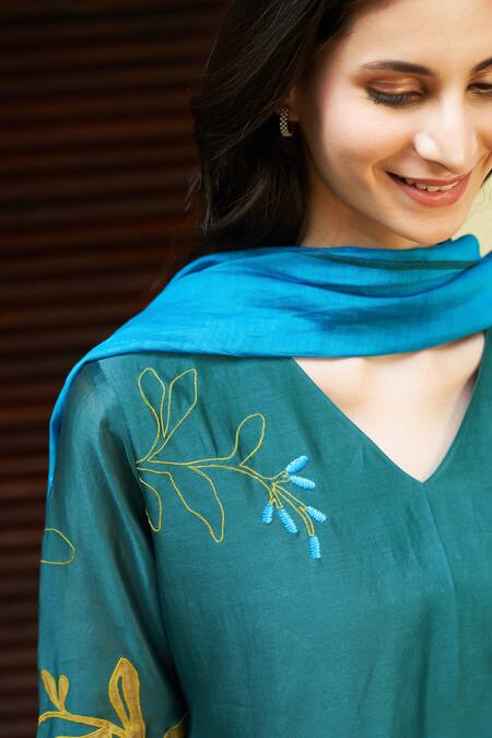 Shop_Vaayu_Green Gingham, Chiffon Embroidery, Tassels V-neck Floral Applique Kurta Pant Set _Online_at_Aza_Fashions