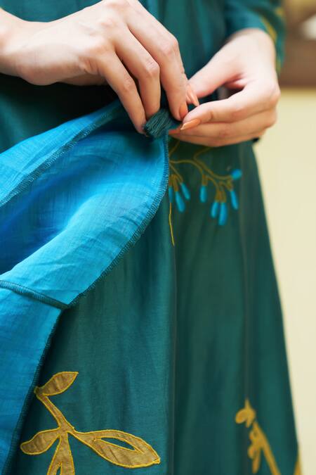 Buy_Vaayu_Green Gingham, Chiffon Embroidery, Tassels V-neck Floral Applique Kurta Pant Set 