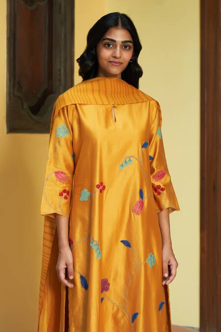 Vaayu_Yellow Muslin Embroidery Round Neck Floral Applique Kurta Pant Set_Online_at_Aza_Fashions