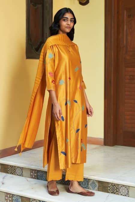 Buy_Vaayu_Yellow Muslin Embroidery Round Neck Floral Applique Kurta Pant Set_Online_at_Aza_Fashions