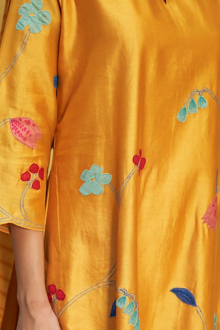 Vaayu_Yellow Muslin Embroidery Round Neck Floral Applique Kurta Pant Set_at_Aza_Fashions