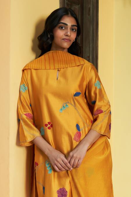 Shop_Vaayu_Yellow Muslin Embroidery Round Neck Floral Applique Kurta Pant Set