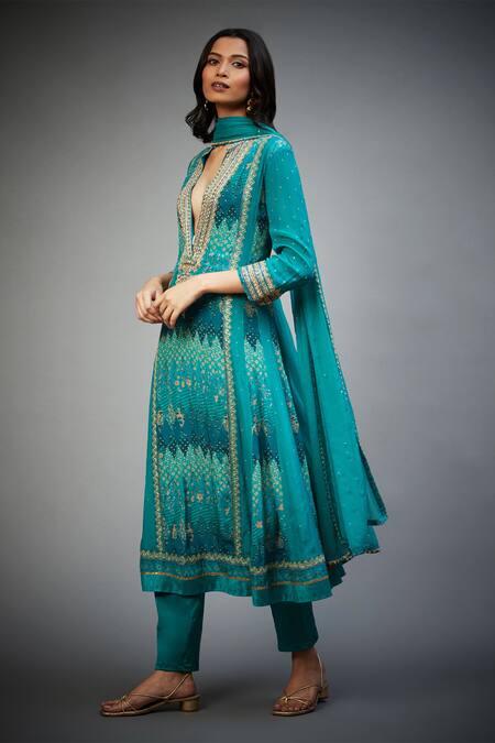 Buy_RI.Ritu Kumar_Green Viscose, Lycra Zari, Embroidery Plunge Neck Geometric Kurta Pant Set _Online_at_Aza_Fashions