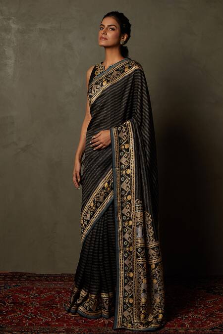RI.Ritu Kumar Black Silk Embroidery Split V-neck Abstract Print Saree With Blouse Online at Aza Fashions RI.Ritu Kumar_Black Silk Embroidery Split V-neck Abstract Print Saree With Blouse _Online_at_Aza_Fashions