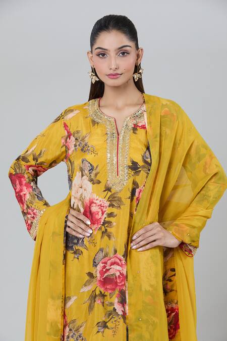 Kashmiraa_Yellow Silk Embroidery, Sequins Collared Floral Kurta Set _Online_at_Aza_Fashions