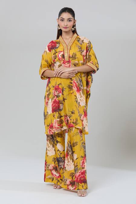 Kashmiraa_Yellow Silk Embroidery V-neck Floral Kurta And Pant Set _Online_at_Aza_Fashions