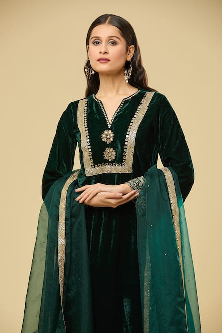 Buy_Pouli Pret_Green Velvet, Cotton, Organza Zari, Mirrors, Embroidery Split And Kurta Set _Online_at_Aza_Fashions