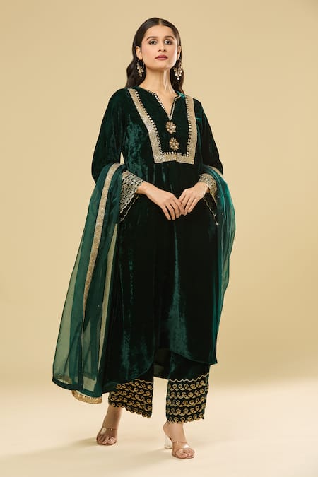 Pouli Pret_Green Velvet, Cotton, Organza Zari, Mirrors, Embroidery Split And Kurta Set _at_Aza_Fashions