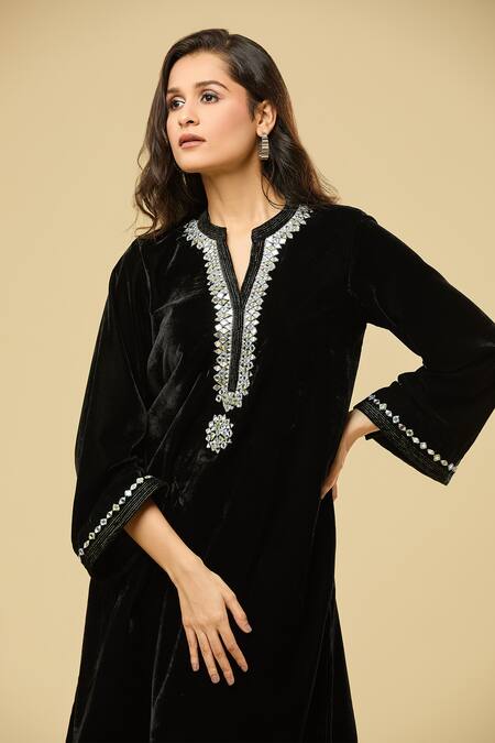 Pouli Pret_Black Velvet, Cotton Mirrors, Embroidery Bandeau Neck Kurta Set _at_Aza_Fashions
