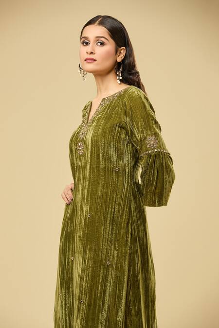 Pouli Pret Green Velvet, Cotton Zari, Mirrors, Embroidery Split V-neck Zardozi Kurta Set at Aza Fashions Pouli Pret_Green Velvet, Cotton Zari, Mirrors, Embroidery Split V-neck Zardozi Kurta Set _at_Aza_Fashions