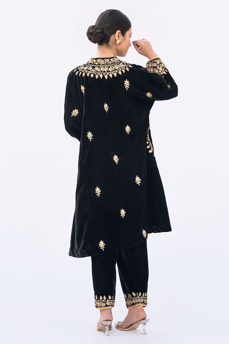 Daljit Sudan Aari Embroidered Velvet Phiran Kurta Set