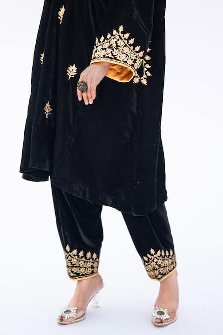 Buy Daljit Sudan Black Velvet Embroidery V-neck Aari Phiran Kurta Set Online at Aza Fashions Buy_Daljit Sudan_Black Velvet Embroidery V-neck Aari Phiran Kurta Set _Online_at_Aza_Fashions