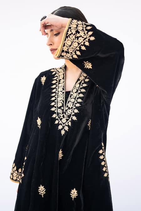 Shop Daljit Sudan Black Velvet Embroidery V-neck Aari Phiran Kurta Set Online at Aza Fashions Shop_Daljit Sudan_Black Velvet Embroidery V-neck Aari Phiran Kurta Set _Online_at_Aza_Fashions
