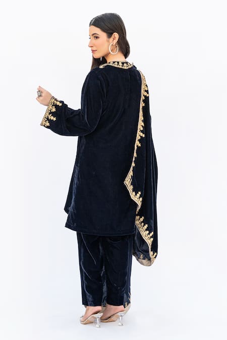 Shop Daljit Sudan Blue Velvet Embroidery Collared Aari Cape And Kurta Set at Aza Fashions Shop_Daljit Sudan_Blue Velvet Embroidery Collared Aari Cape And Kurta Set _at_Aza_Fashions