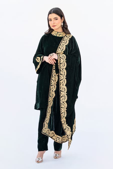 Shop Daljit Sudan Green Velvet Embroidery Bandeau Neck Chinar Aari Cape And Kurta Set at Aza Fashions Shop_Daljit Sudan_Green Velvet Embroidery Bandeau Neck Chinar Aari Cape And Kurta Set _at_Aza_Fashions