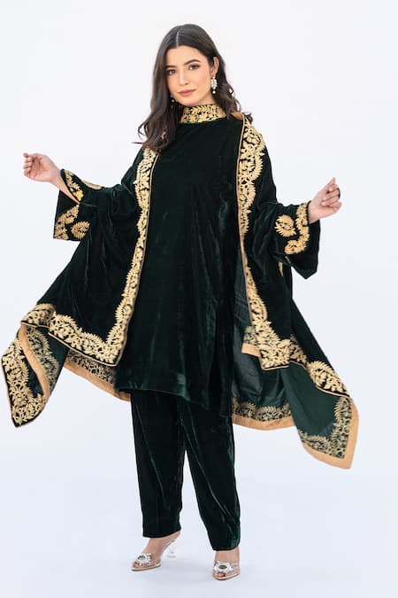 Daljit Sudan Green Velvet Embroidery Bandeau Neck Chinar Aari Cape And Kurta Set Online at Aza Fashions Daljit Sudan_Green Velvet Embroidery Bandeau Neck Chinar Aari Cape And Kurta Set _Online_at_Aza_Fashions