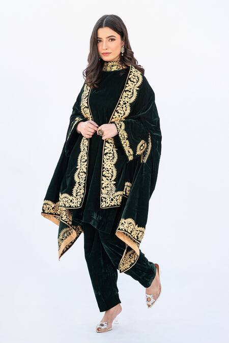 Buy Daljit Sudan Green Velvet Embroidery Bandeau Neck Chinar Aari Cape And Kurta Set Online at Aza Fashions Buy_Daljit Sudan_Green Velvet Embroidery Bandeau Neck Chinar Aari Cape And Kurta Set _Online_at_Aza_Fashions