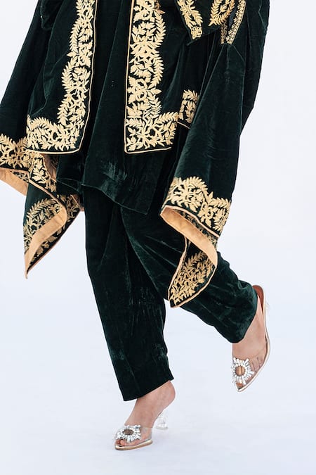 Shop Daljit Sudan Green Velvet Embroidery Bandeau Neck Chinar Aari Cape And Kurta Set Online at Aza Fashions Shop_Daljit Sudan_Green Velvet Embroidery Bandeau Neck Chinar Aari Cape And Kurta Set _Online_at_Aza_Fashions